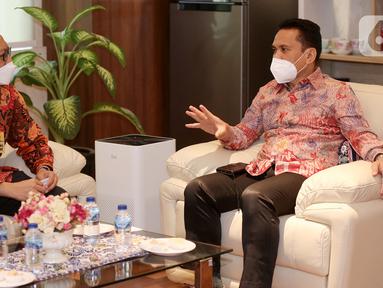 Direktur Operasi LinkAja Widjayanto (kiri) berbincang dengan Staff Ahli Kemenkeu Bidang Pengawasan Pajak Nufransa Wira Sakti (kanan) pada kerja sama peresmian Menu Penerimaan Negara Generasi Ketiga (MPN G3) yang dapat diakses aplikasi LinkAja di Jakarta, Senin (1/11/2021). (Liputan6.com/HO/LinkAja)