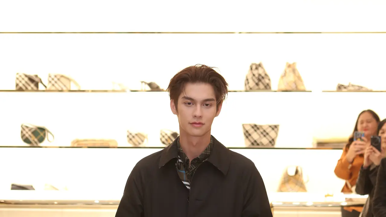 6 Pesona Maskulin Bright Vachirawit dalam Balutan Outerwear Ikonik di Acara Eksklusif Burberry Jakarta