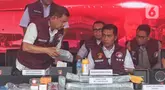 Kepala Badan Reserse dan Kriminal (Kabareskrim) Mabes Polri Komisaris Jenderal (Komjen) Pol Wahyu Widada (kedua kiri depan) bersama Direktur Tindak Pidana Narkoba (Dirtipidnarkoba) Bareskrim Polri Brigjen Mukti Juharsa (kiri) saat rilis kasus tindak pidana pencucian uang (TPPU) dari kejahatan narkoba di Lapangan Bhayangkara Mabes Polri, Jakarta, Rabu (18/9/2024). (Liputan6.com/Angga Yuniar)