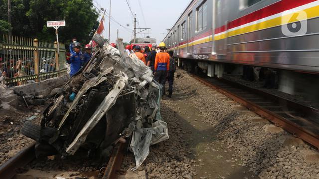FOTO: KRL Tabrak Mobil di Perlintasan Sebidang Depok