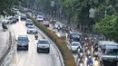 Sejumlah kendaraan melintas di Jalan Rasuna Said, Kuningan, Jakarta, Jumat (6/1). Revisi Pergub No.149 tahun 2016 tentang pengendalian Lalu Lintas dengan Jalan Berbayar Elektronik atau ERP ini ditargetkan akan selesai 2 pekan. (Liputan6.com/Yoppy Renato)