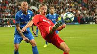 Penyerang Salzburg, Erling Haaland mengontrol bola dari kawalan bek Genk, Sebastien Dewaest selama pertandingan grup E Liga Champions di Salzburg, Austria (17/9/2019). Haaland masuk ke dalam jajaran pemain muda yang langsung bisa mencetak hattrick di laga debut Liga Champions. (Krugfoto/Apa/AFP)