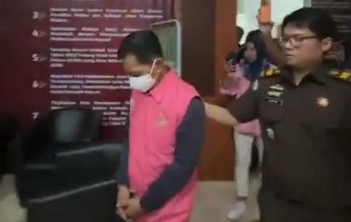 Kepala Kejari Pangkep, Jhon Ilef Malammasam mengumumkan Ketua, Anggota dan Sekretaris KPU Pangkep jadi Tersangka Korupsi, Diduga Atur Pengadaan Pilkada 2024