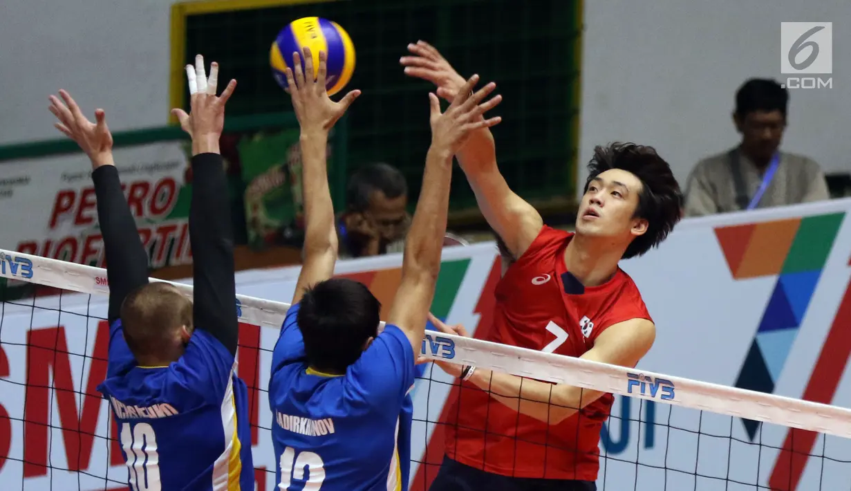 Pemain Timnas voli putra Korsel, Lee Kangwon melakukan smes saat melawan Kazakhstan pada 8 besar grup E Kejuaraan Voli Asia 2017 di GOR Tri Dharma, Gresik, Sabtu (29/7). Korsel unggul 3-1 (25-18, 23-25, 25-23, 25-13). (Liputan6.com/Helmi Fithriansyah)
