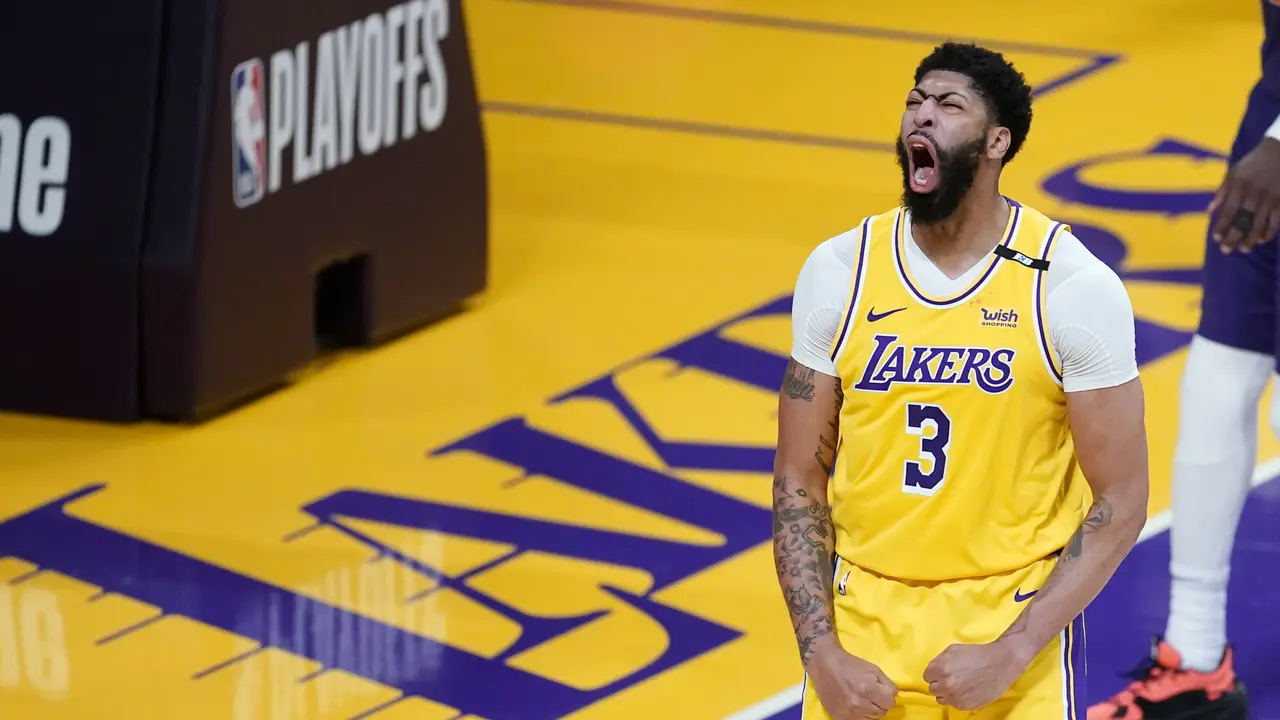 Forward Los Angeles Lakers, Anthony Davis, ketika melawan Phoenix Suns di Staples Center pada NBA play-off, Jumat (28/5/2021) pagi WIB.