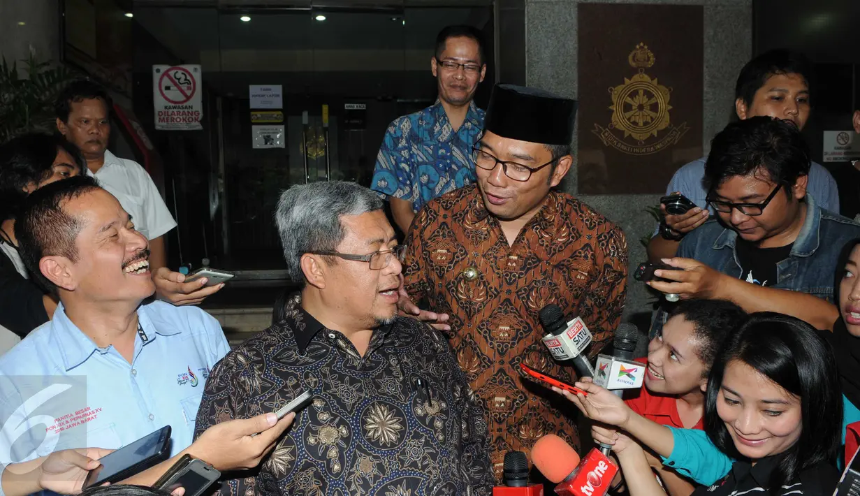 Gubernur Jawa Barat, Ahmad Heryawan (depan) diwawancarai usai diperiksa Bareskrim Polri di Jakarta, Kamis (28/1). Terjadinya dugaan korupsi pembangunan Stadion Gelora BLA Bandung diketahui setelah pada 2014. (Liputan6.com/Helmi Afandi)