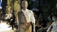 Lakon Indonesia memamerkan koleksi Pakaiankoe dalam fashion show bertajuk A Journey to Java yang mengembalikan outfit etnik dalam keseharian