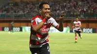 Slamet Nurcahyo mencetak dua gol dalam laga yang berlangsung di Stadion Gelora Ratu Pamelingan, Pamekasan, Jumat (3/8/2018). (Bola.com/Aditya Wany)