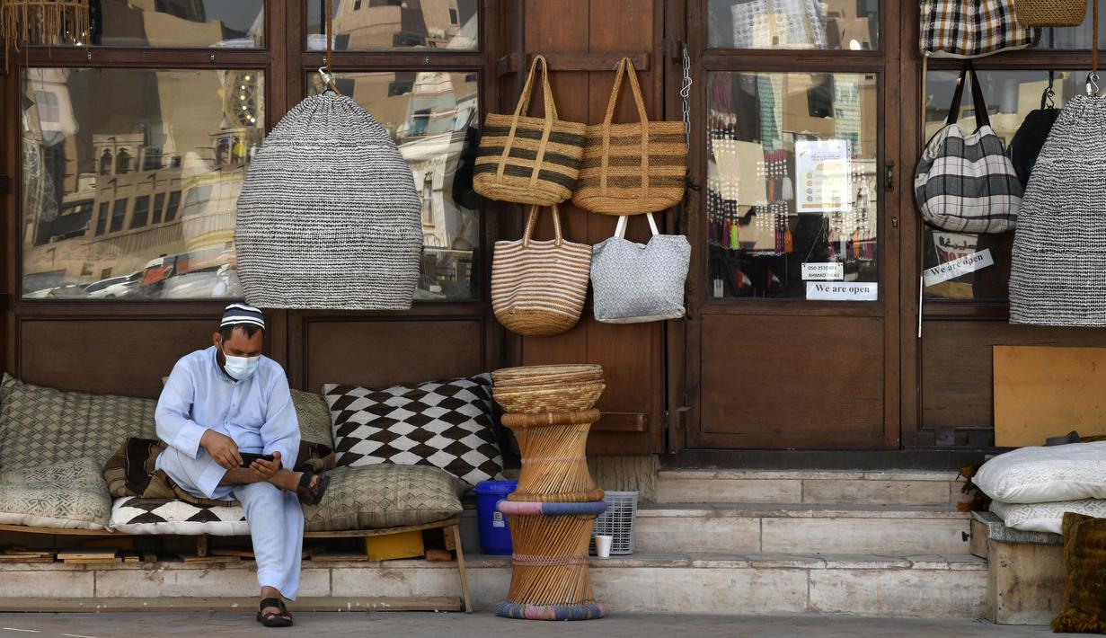 Seorang pemilik toko menunggu pelanggan di Deira Souk di kota Emirat Dubai (30/9/2020). Pasar ini terbagi menjadi dua bagian, Gold Souk dan Spice Souk. (AFP/Karim Sahib)