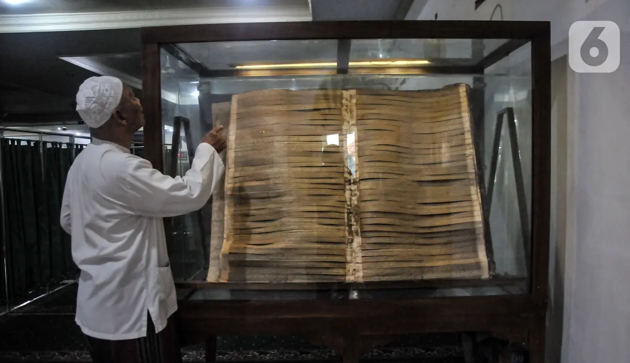 Haji Syamsudin (70) selaku kepala rumah tangga Masjid Jami Matraman menjelaskan, empat mushaf Alquran berukuran 2x1,5 meter (kondisi terbuka) tersebut dibawa ke masjid sekitar tahun 2000. (merdeka.com/Iqbal S. Nugroho)