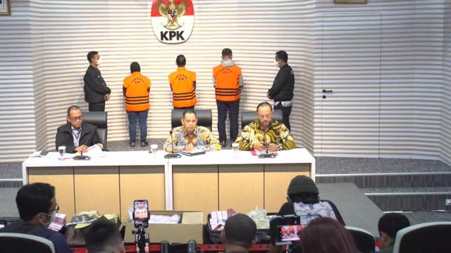 Komisi Pemberantasan Korupsi (KPK) menggelar konferensi pers tangkap tangan di lingkungan pemerintahan Pekanbaru.