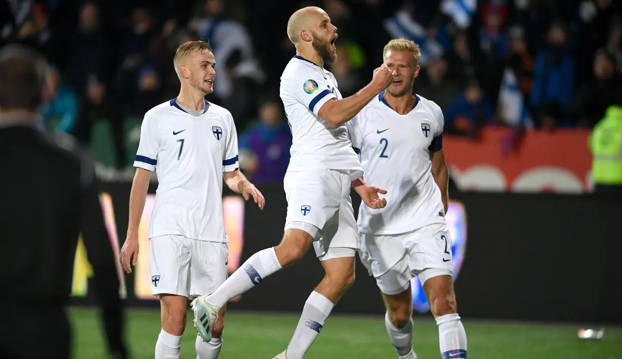 Pemain Finlandia Teemu Pukki (tengah) melakukan selebrasi usai mencetak gol ke gawang Liechtenstein pada babak kualifikasi Grup J Piala Eropa 2020 di Helsinki, Finlandia, Jumat (15/11/2019). Finlandia mencetak sejarah dengan lolos ke Piala Eropa. (Martti Kainuleinen/Lehtikuva via AP)