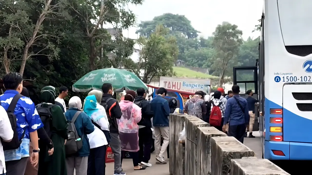 Antrean warga Sawangan di Halte Transjakarta yang minim fasilitas. (Liputan6.com/Dicky Agung Prihanto)