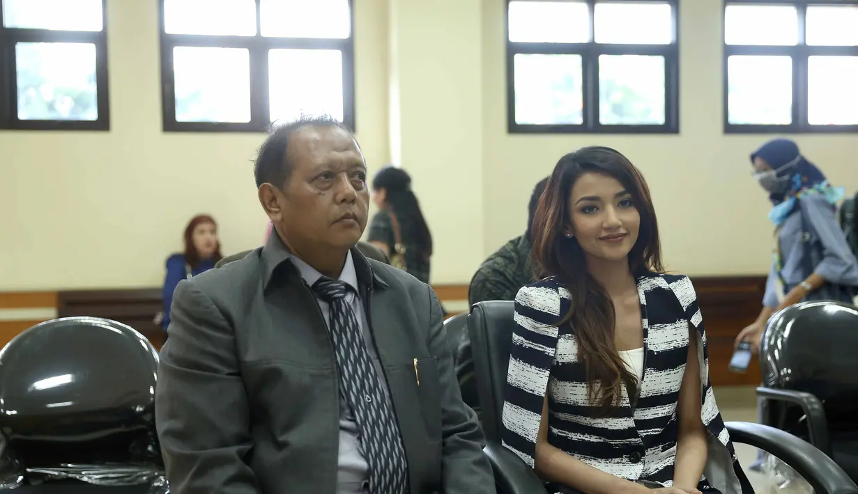 Hal yang mengejutkan dalam sidang putusan tersebut, majelis menyebut keterangan dari saksi pihak Tsania Marwa bahwa Atalarik Syah memiliki orientasi seksual yang menyimpang. (Nurwahyunan/Bintang.com)