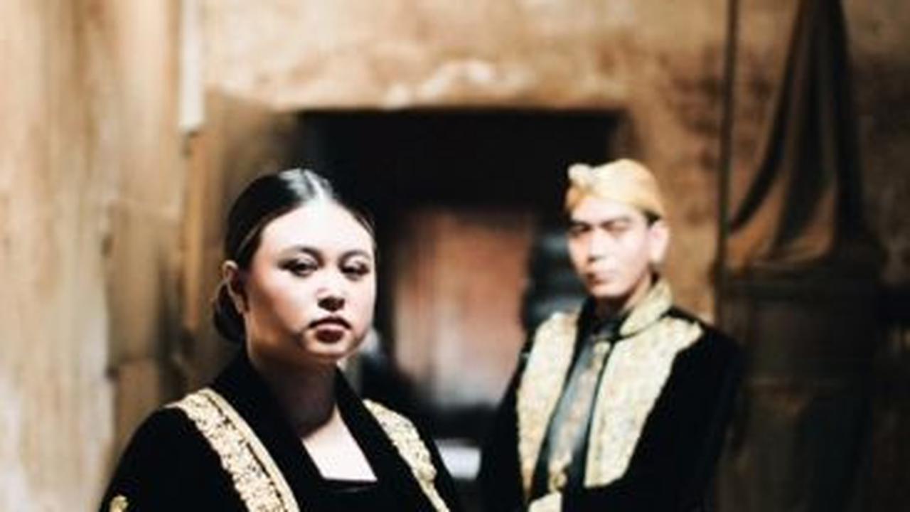 Berbagai potretnya itu terlihat begitu estetik bak menyesuaikan tema Gadis Kretek, serial yang dibintangi oleh Dian Sastro.