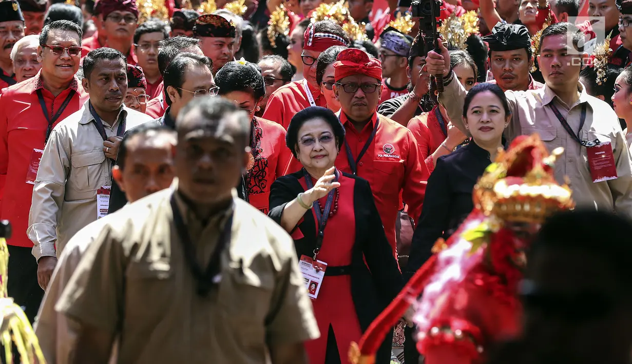 <p>Ketua Umum Partai Demokrasi Indonesia Perjuangan (PDIP) Megawati Soekarnoputri didampangi Tokoh PDIP yang juga Menko PMK Puan Maharani tiba menghadiri Kongres V PDIP di Grand Inna Beach, Sanur, Bali, Kamis (8/8/2019). (Liputan6.com/Johan Tallo)</p>