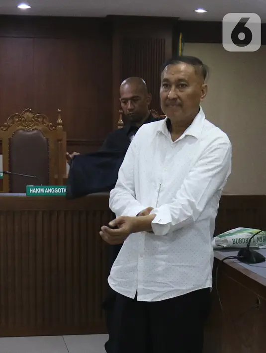 Mantan anggota DPR Markus Nari usai menjalani sidang putusan terkait proyek e-KTP di Pengadilan Tipikor, Jakarta, Senin (11/11/2019). Majelis Hakim memerintahkan Markus Nari untuk membayar uang pengganti senilai USD 400 ribu. (Liputan6.com/Herman Zakharia)