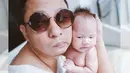 Ekspresi Ringgo dan sang buah hati, Baby Bjorka, saat pose bareng kocak banget. (instagram.com/sabaidieter)