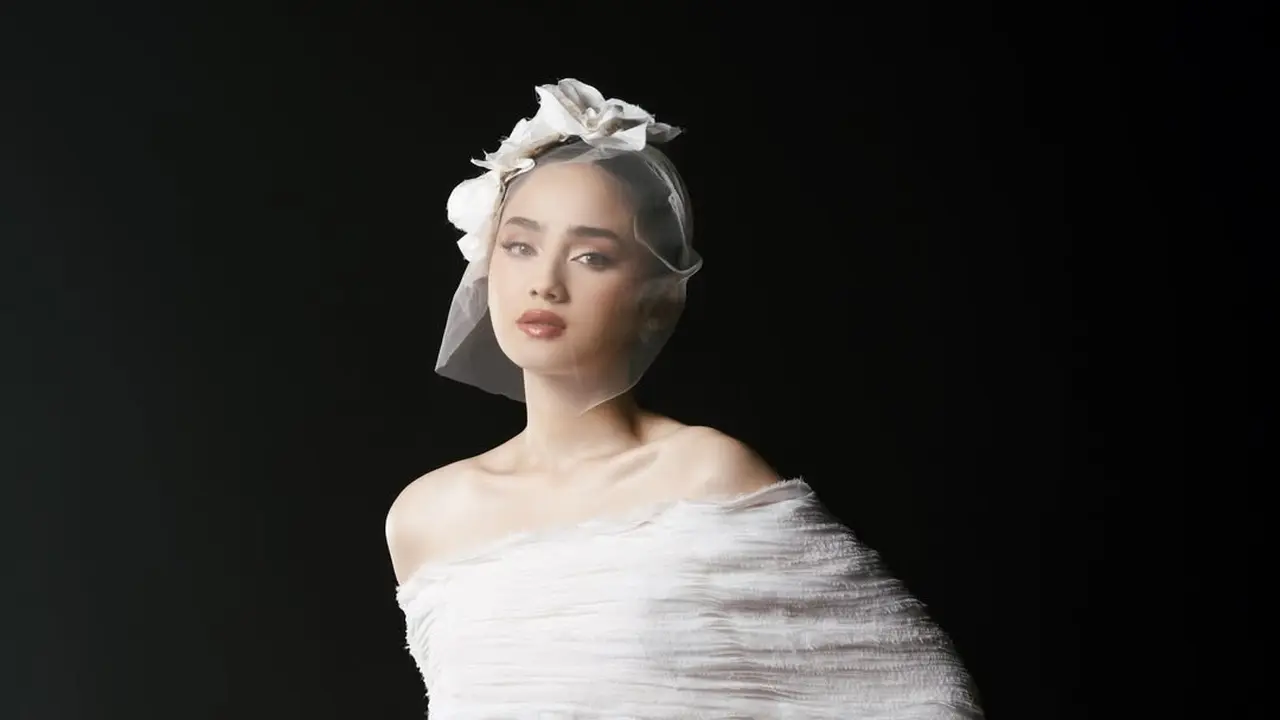 Bak Bangsawan Inggris, Syifa Hadju Tampil Anggun dengan Fascinator dan Gaun Putih di Prewedding Terbaru