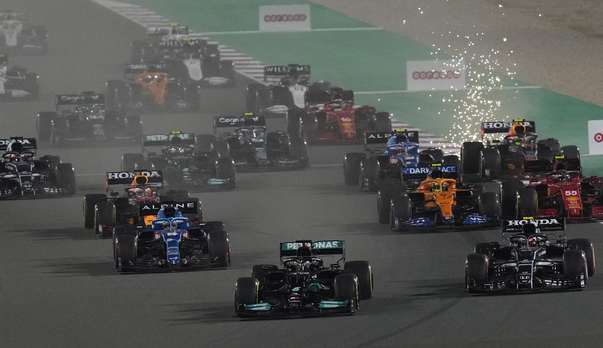 Hamilton tampil dominan sejak sesi kualifikasi. Juara dunia tujuh kali tersebut memulai balapan dari posisi terdepan. (AP/Darko Bandic)