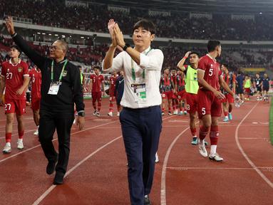 Pelatih Timnas Indonesia, Shin Tae-yong, saat memberikan apresiasi kepada para penonton setelah laga kontra Argentina di FIFA Matchday yang digelar di Stadion Utama Gelora Bung Karno (SUGBK) Senayan, Jakarta, Senin (19/6/2023) malam WIB. (Bola.com/Bagaskara Lazuardi)