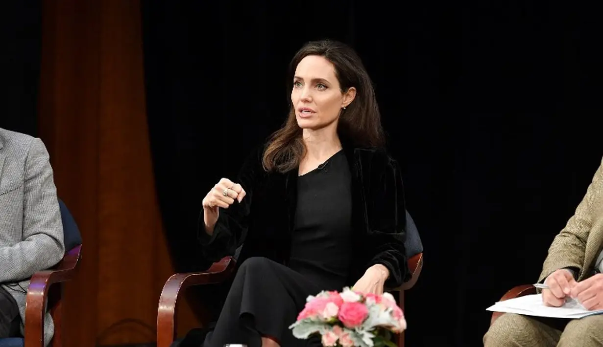 "Pikiranmu adalah hal yang akan membentukmu. Jika kamu adalah perempuan yang hanya ingin berbelanja, kamu hanya akan menjadi pribadi yang seperti itu," ujar Angelina. (DIA DIPASUPIL / GETTY IMAGES NORTH AMERICA / AFP)
