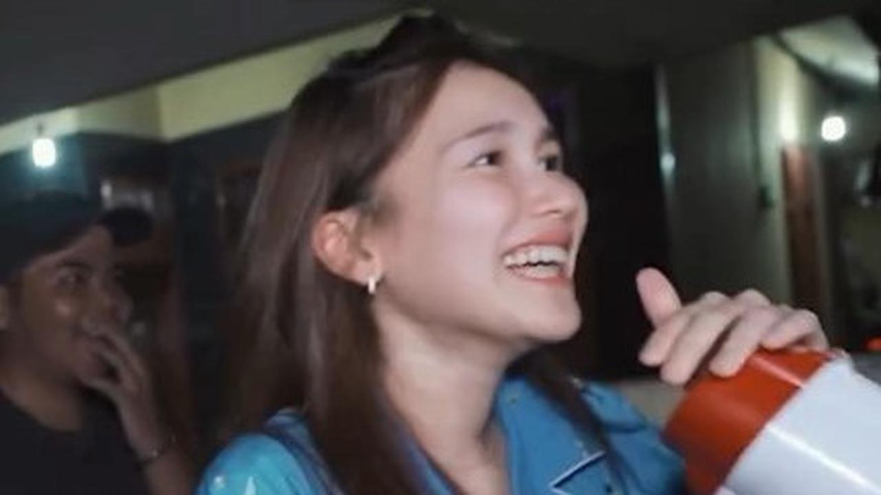 Masih Pakai Piyama, Ini 7 Potret Ayu Ting Ting Bangunkan Sahur Bareng Bocah Kampung - Totalitas Pakai Toa