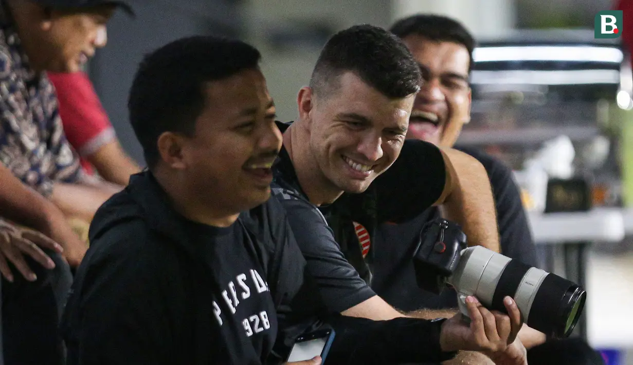 Pemain Persija Jakarta, Ondrej Kudela (tengah) bercanda dengan fotografer Persija Jakarta, Khairul Imam (kiri) sedang memotret saat sesi latihan menjelang laga terakhir BRI Liga 1 2022/2023 di lapangan latih Jakarta International Stadium (JIS), Kamis (13/04/2023). Macan Kemayoran akan menjamu PSS Sleman di Stadion Utama Gelora Bung Karno (SUGBK) pada Sabtu (15/04/2023). (Bola.com/Bagaskara Lazuardi)
