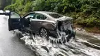 Sebuah mobil mengalami kerusakan dan dipenuhi lendir usai truk pengangkut 3.402 kilogram belut terbalik di jalan raya Highway 101, Oregon, Kamis (13/7). Kejadian ini seketika mengubah jalan raya menjadi licin dan lengket. (Oregon State Police via AP)
