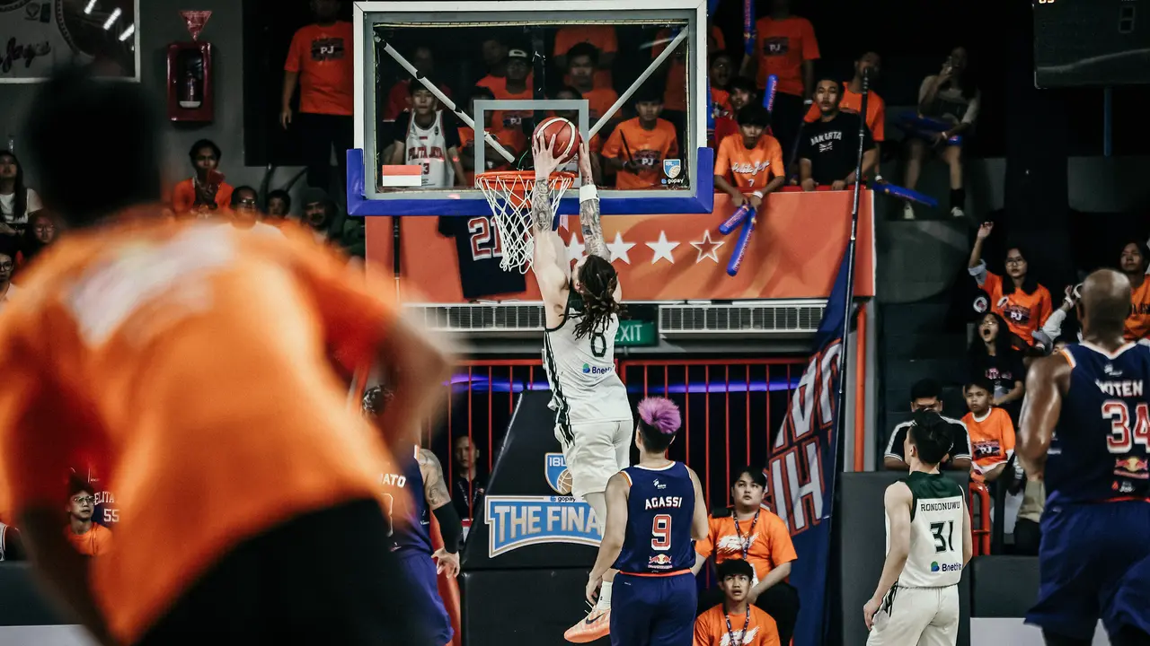 Pemain Hornbills Stephaun Branch melakukan dunk di final IBL 2026 game kedua di kandang Pelita Jaya