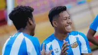 Pemain Dewa United,&nbsp;Wahyu Prasetyo tampak bahagia saat&nbsp;di Stadion GOR H. Agus Salim, Padang pada Kamis (15/08/2025). (Dok.Dewa United)