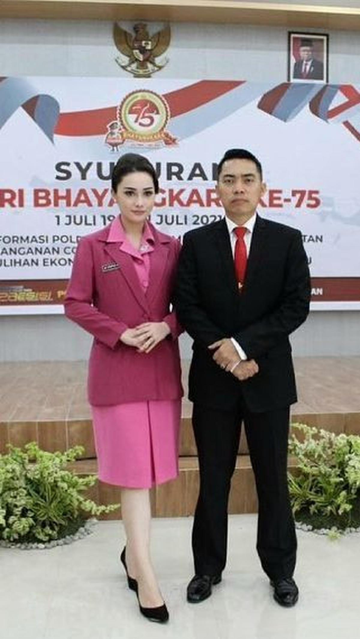 Di acara syukuran Bhayangkara, wanita kelahiran 1999 ini tampil anggun dengan seragam Bhayangkari. Wajahnya yang sudah cantik alami terlihat semakin cantik dengan polesan make up tipis.