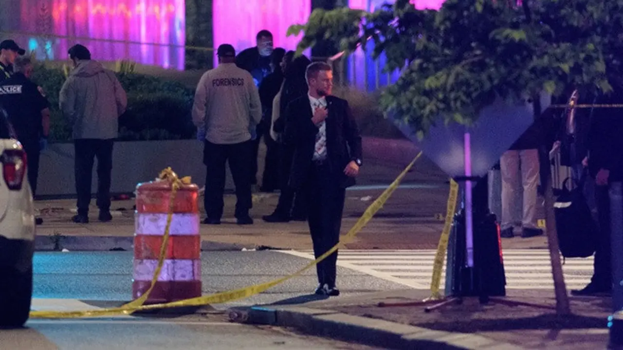 Petugas penegak hukum bekerja di tempat kejadian pada Kamis (22/5/2025) setelah dua staf Kedutaan Besar Israel di Washington tewas ditembak di luar Capital Jewish Museum di Washington DC, Amerika Serikat, pada Rabu (21/5).