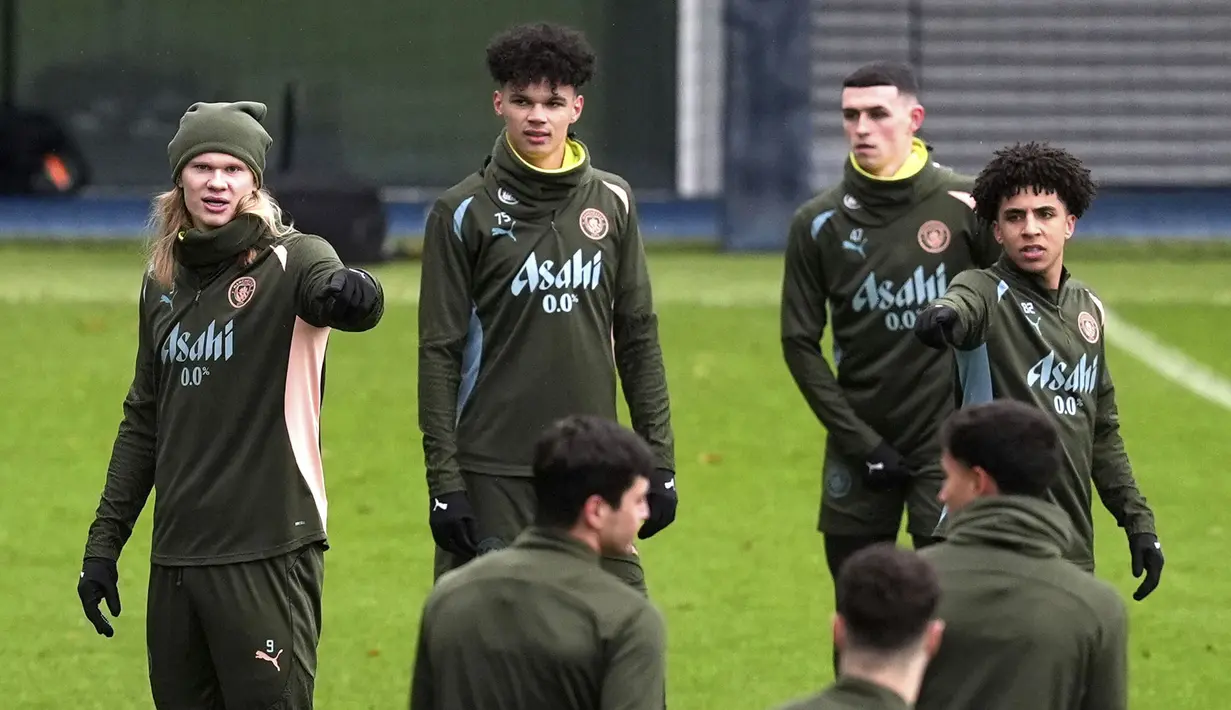 Pemain Manchester City, Erling Haaland, Nico O'Reilly, Phil Foden, dan Rico Lewis melakukan latihan resmi menjelang laga playoff Liga Champions 2024/2025 melawan Real Madrid di Etihad Stadium, Manchester, Inggris, Selasa (11/02/2025) dini hari WIB. (AP Photo/PA/Martin Rickett)