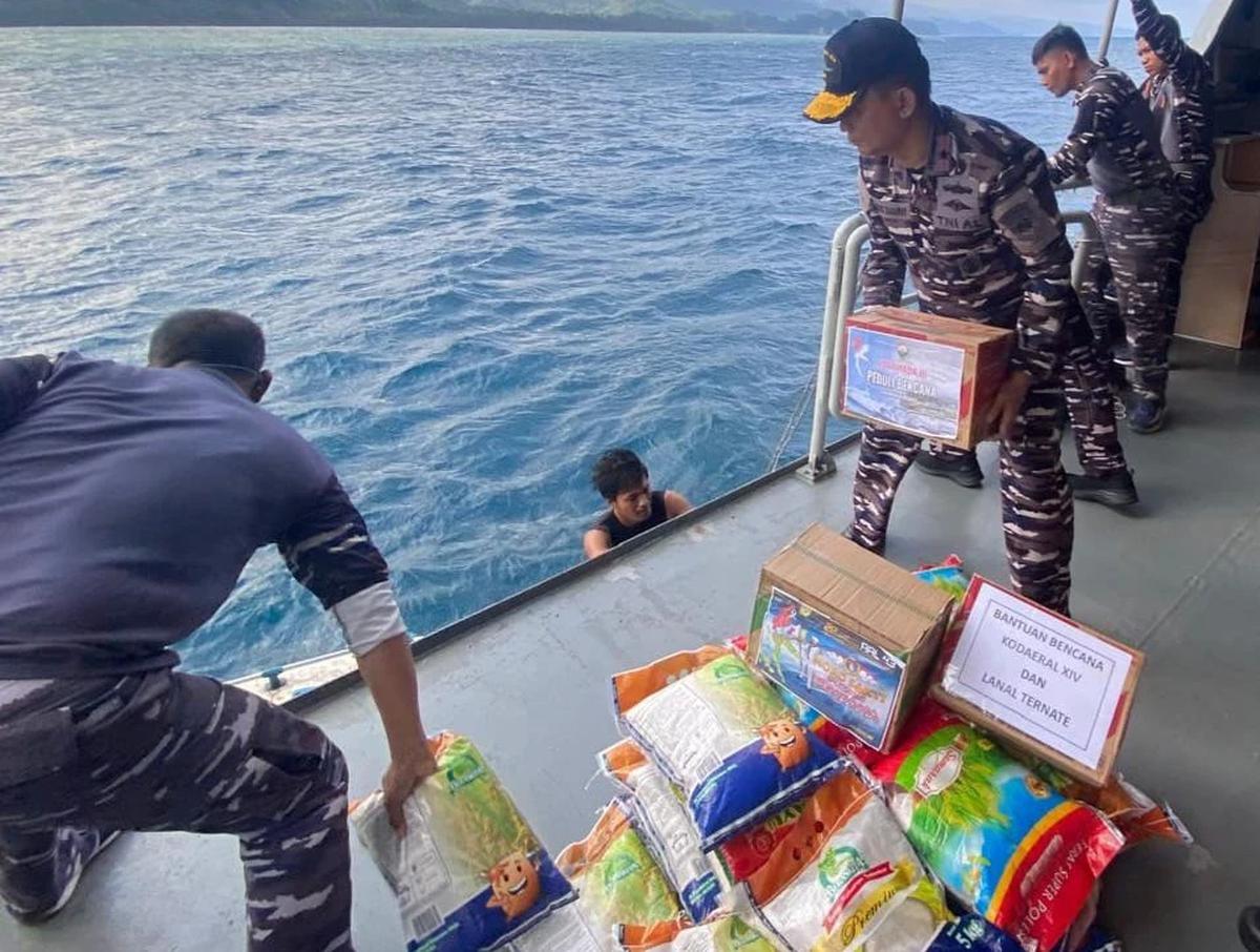 FOTO: KRI Dorang Salurkan Bantuan ke Desa Terisolasi Halmahera Barat
