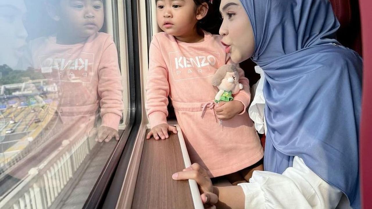 Ria Ricis mengungkapkan bahwa ia sempat melakukan ruqyah untuk Moana, memberikan doa-doa dari berbagai sumber agar putrinya lebih cepat berbicara.<br>