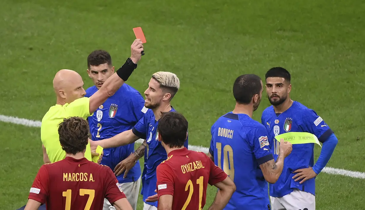 Wasit Sergei Karasev memberikan kartu merah kepada bek Italia, Leonardo Bonucci pada semifinal UEFA Nations League di stadion San Siro, Milan, (7/10/2021). Berkat hasil ini, Spanyol berhak melaju ke partai final untuk menghadapi pemenang Belgia dengan Spanyol. (Marco Bertorello/Pool via AP)