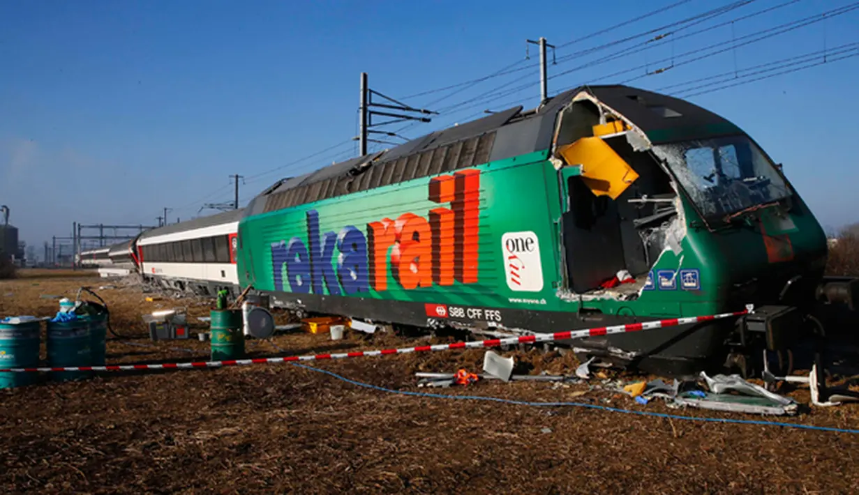 Tampak kondisi kereta yang mengalami kecelakaan di Zurich, Swiss, (20/2/2015). Kereta bertabrakan di Swiss yang menyebabkan beberapa orang terluka dan rute komuter tergangu. (Reuters/ Arnd Wiegmann)