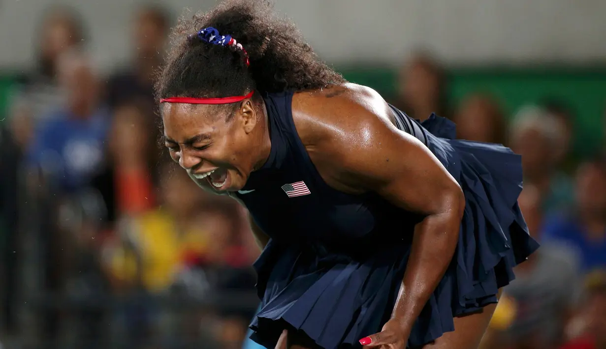 Reaksi petenis AS, Serena Williams ketika dikalahkan petenis Ukraina, Elina Svitolina di babak ketiga Olimpiade Rio 2016 , Selasa (9/8). Kekalahan dari petenis nomor 20 dunia ini membuat perjalanan Williams di Olimpiade terhenti. (REUTERS/Kevin Lamarque)