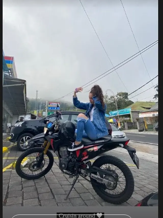 Yasmin Napper mengunggah beberapa video saat dirinya naik motor berkeliling Bali.