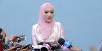 Tiara Dewi resmi menyandang status janda untuk kedua kalinya. Sidang yang digelar di Pengadilan Agama Jakarta Selatan, Rabu (6/9/2017) itu akhirnya memutuskan rumah tangga yang dibangun sejak Januari 2017 ini. (Nurwahyunan/Bintang.com)