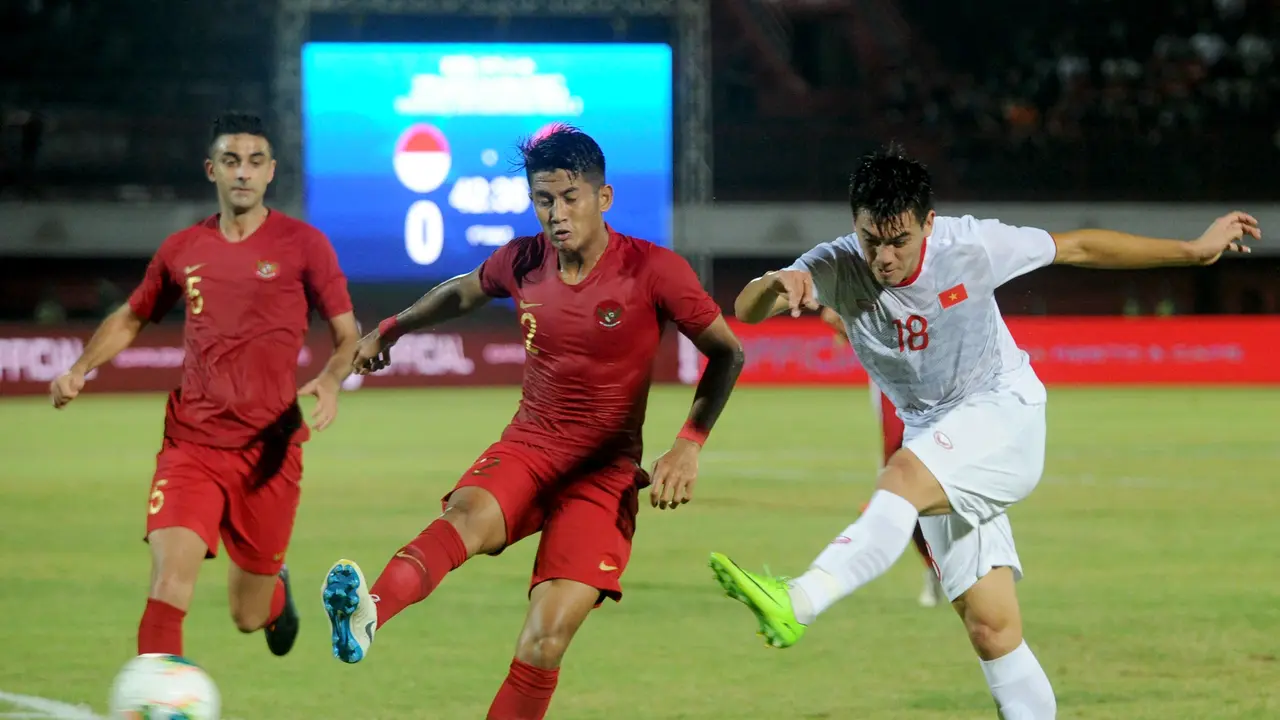 Penyerang Timnas Vietnam, Nguyen Tien Linh (kanan).