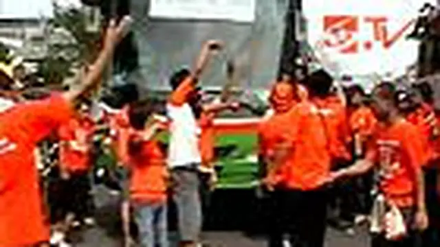 Jakmania Bajak Dua Bus Kota
