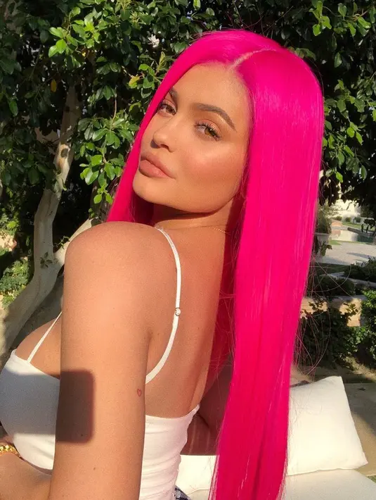 "Kylie senang Tyga menghabiskan waktu dengan Iggy. Mereka berdua musisi dan menghabiskan waktu bersama di studio. Hal itu bisa membangun ikatan," ujar seorang sumber. (instagram/kyliejenner)