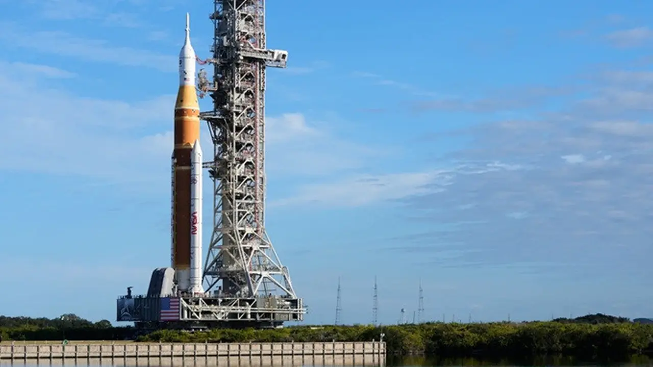Roket Space Launch System (SLS) NASA untuk misi Artemis II, penerbangan berawak yang akan mengitari Bulan, dipindahkan ke Landasan Peluncuran 39B di Kennedy Space Center, Sabtu (17/1/2026).