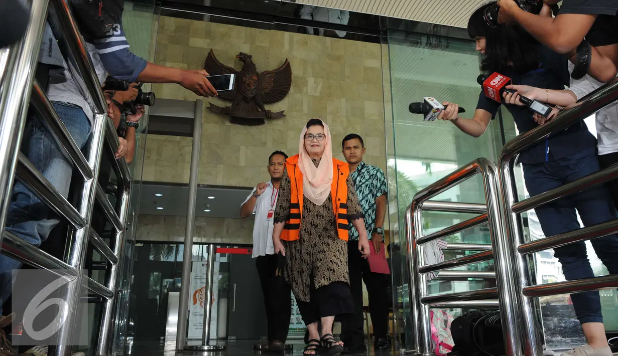 Mantan Menteri Kesehatan, Siti Fadilah Supari usai diperiksa di Gedung KPK, Jakarta, Selasa (10/1). Siti diperiksa sebagai tersangka terkait kasus dugaan penerimaan hadiah atau janji dalam kegiatan pengadaan alat kesehatan. (Liputan6.com/Helmi Afandi)