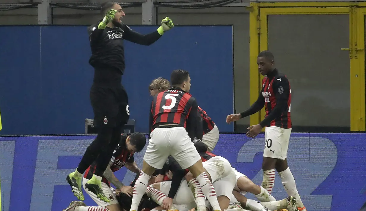 Para pemain AC Milan merayakan gol bek Theo Hernandez ke gawang Lazio pada pertandingan lanjutan Liga Serie A Italia di stadion San Siro, Italia, Kamis (24/12/2020). (AP Photo/Luca Bruno)