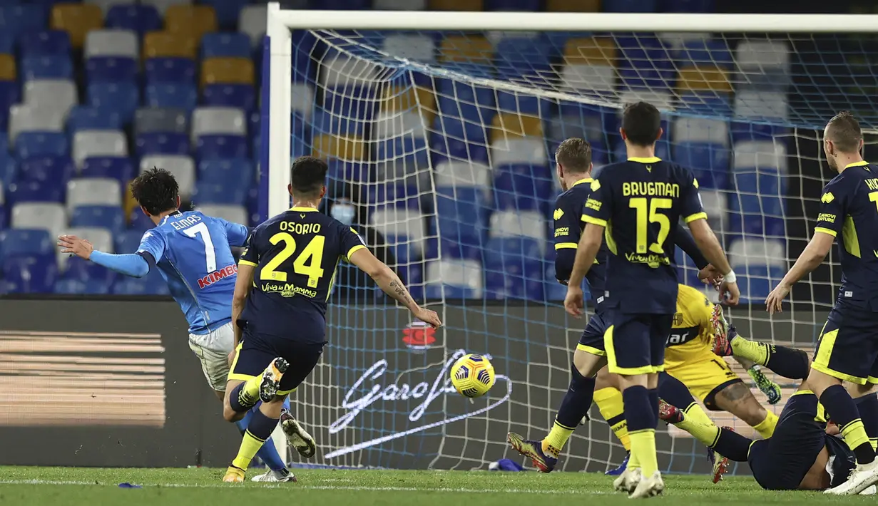 Gelandang Napoli, Eljif Elmas (kiri) mencetak gol pertama timnya ke gawang Parma dalam laga lanjutan Liga Italia 2020/21 pekan ke-20 di Diego Armando Maradona Stadium, Minggu (31/1/2021). Napoli menang 2-0 atas Parma. (LaPresse via AP/Alessandro Garofalo)