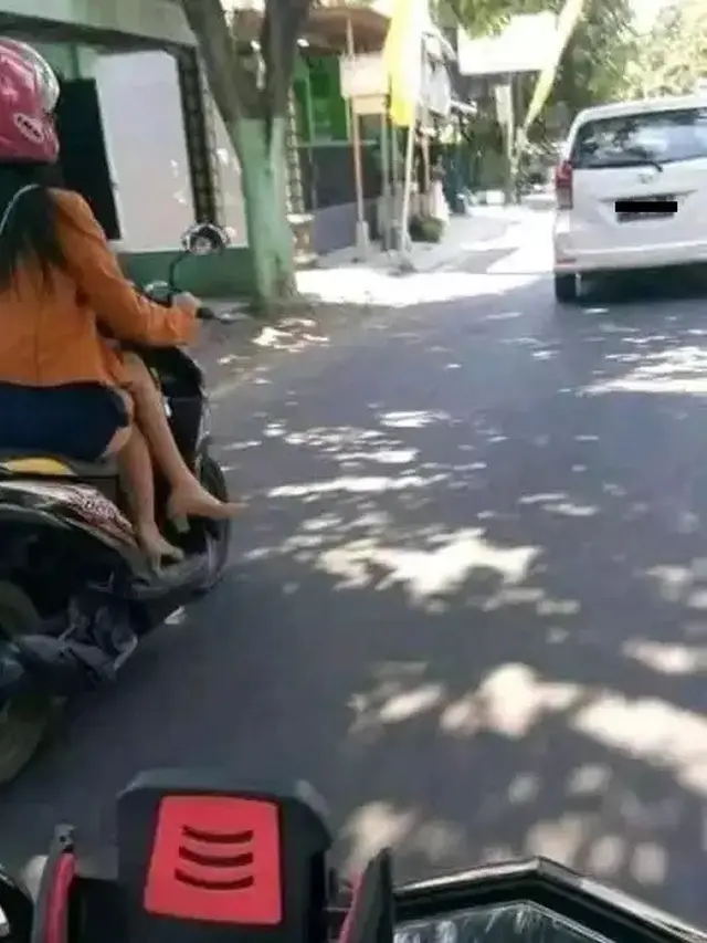 6 Tingkah Nyeleneh Emak-Emak Naik Motor, Bukti Ratu Jalanan