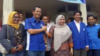 Masnah Busro (tengah) bersama Bambang Bayu Suseno usai memastikan diri diusung PAN di Pilkada Muarojambi. (Liputan6.com/Bangun Santoso)